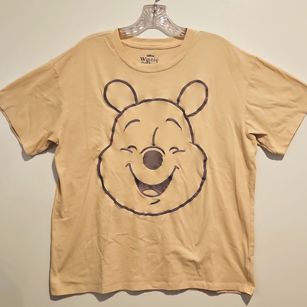Winnie the Pooh Disney tan embroidered short sleeve graphic tee Med. Honey